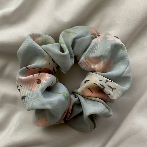 brandy melville floral scrunchie - Picture 1 of 3
